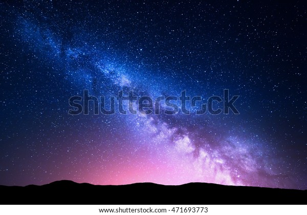 山の天の川とピンクの光 夜のカラフルな風景 夏は星空と丘 美しい宇宙 銀河のある空間の背景 旅行の背景 の写真素材 今すぐ編集