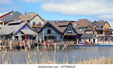 Mill Pond Lake Collingwood, The Blue Mountains, Canada - MAY 17, 2019: Restaurants next to the Mill Pond lake. Blue mountains are the most popular tourist area in Collingwood. 