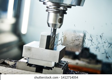 Fräsmaschine in der Metallbearbeitungsindustrie. Multitool-Präzisionsbearbeitung. Schiefertiefe Sicht auf Späne
