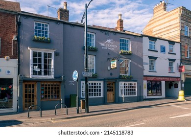  Milton Keynes, United Kingdom, April 8,2022:The Historic Cannon Public House In Newport Pagnell, Buckinghamshire United Kingdom