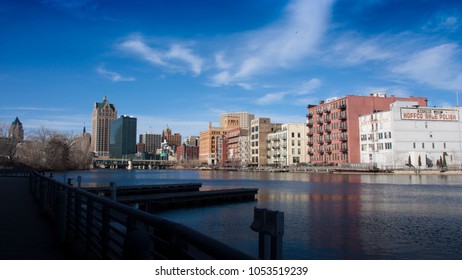 Milwaukee, WI - 3/23/18 : 16:9 River Walk Background