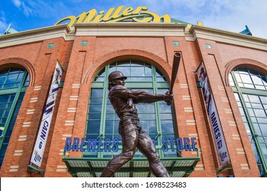 Milwaukee, WI - August 15, 2018: The Robin Yount baseball statue outside of Miller Park, home of the Milwaukee Brewers.