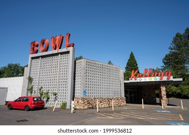 Milwaukie, OR, USA - Jun 18, 2021: Exterior View Of Kellogg Bowl, A Family-owned Bowling Alley In Milwaukie, Oregon, Which Closed Permanently On Nov 17, 2020, After 58 Years, Amid The Pandemic.