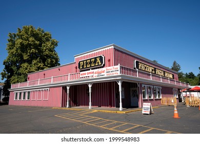 Milwaukie, OR, USA - Jun 18, 2021: Exterior View Of Pietro's Pizza Parlor In Milwaukie, Oregon. Pietro's Pizza Is A Small Pizza Chain Founded In 1957 In The State Of Oregon.