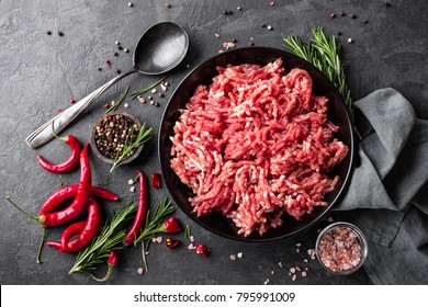 - Минс. Мясо молотый с ингредиентами для приготовления на черном фоне. Вид сверху