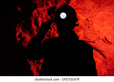 Untergrundsilhouette dunkelroter Bergarbeiter