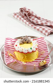 Mini Buttercream Cake, Bento Lunchbox Korean Cake, Usually Served On Lunch Box Package, On White Table