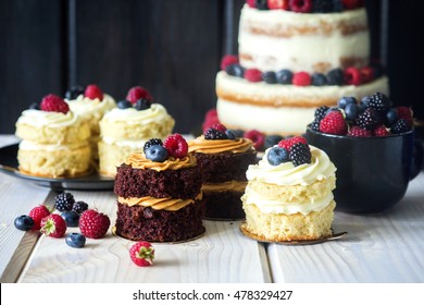 Mini cakes with fresh berries and vanilla cream