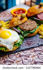 Mini Cheeseburgers Sliders With Ground Beef, Cheddar, Lettuce, Onions And Tomato Sauce. French Onion Beef Sliders. Selective Focus