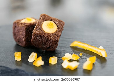 Мини-шоколадный куб торты размером с укус квадраты декаданса. Каждый кубик имеет влажную бархатистую шоколадную губку. Красиво украшен нежными начинками, брызгами.