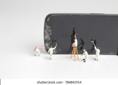 Mini People Worker Cleaning Smart Phone Screen