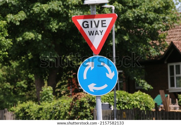 Mini round about give way\
road sign