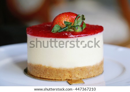 mini round strawberry cheesecake close view