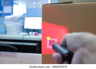 Mini wireless barcode reader, reads information from a QR code on the box. The QR code does not contain any information, links to websites or products.