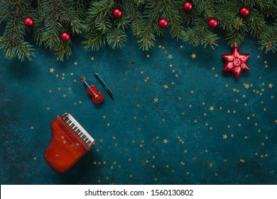 Miniature copies of the piano and violin with Christmas decor and glitter. Christmas, New Year's concept. Top view, close-up