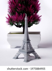 The miniature of the eiffel tower is made using a 3d printing machine. The eiffel tower is a monument located in France and has become an icon of that country. Suitable for your romantic destination.