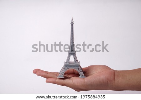 The miniature of the eiffel tower is made using a 3d printing machine. The eiffel tower is a monument located in France and has become an icon of that country. Suitable for your romantic destination.