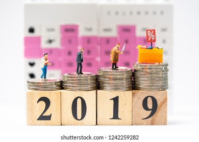 Miniature People : Close Up Of Miniature Shopper And Display Shelf Figure On Coins Stacks On 2019 Wood Block. Festive, Holiday, Year End Discount,and Boxing Day.