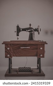 miniature sewing machine, this is an example of a manual sewing machine. Manual sewing machines are an ancient type of sewing machine that can be operated without using electricity. 