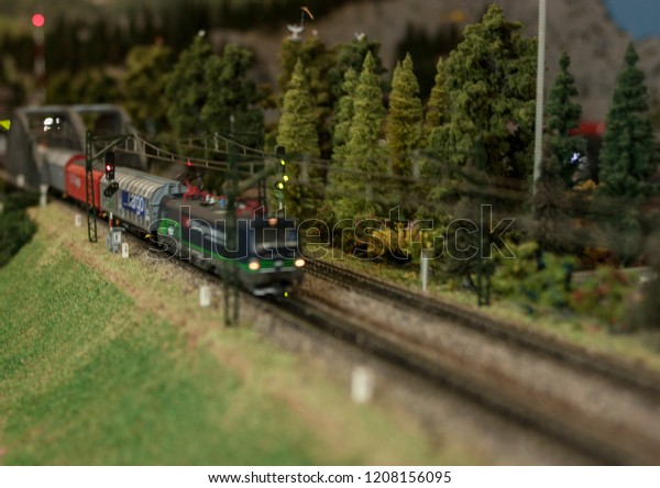 moving train set