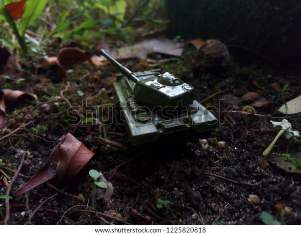 miniature war\
car