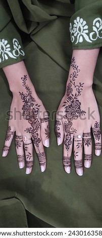 Minimal mehendi design of back