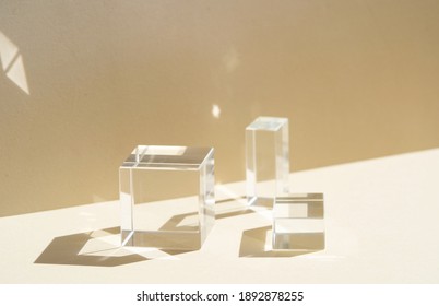 Minimale moderne Produktglasanzeige auf strukturiertem Hintergrund in neutralen Erdtönen mit Schatten