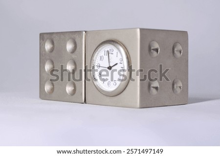 Minimalist Dice-Inspired Table Clock with Elegant Craftsmanship