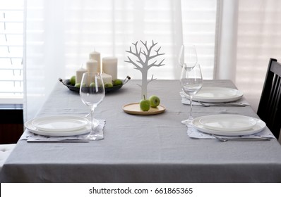 minimalist table setting