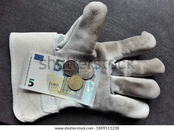 Minimum wage in Germany € 9.50 - From January 1, 2021,\
the minimum wage of € 9.50 will apply in Germany. This amount is on\
a work glove. 
