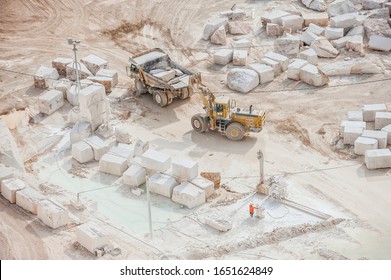Mining industry: wheel bulldozer loading=