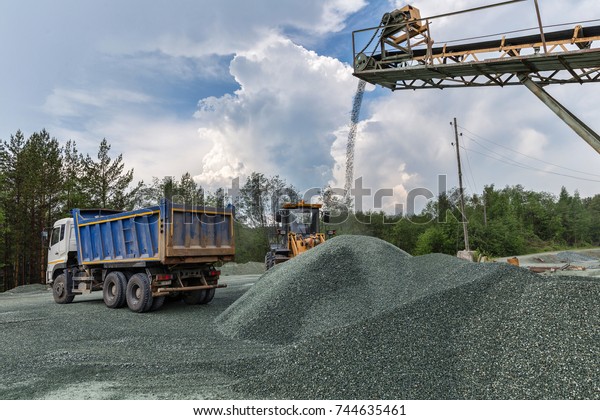 Mining and processing plant for processing crushed\
stone, sand and gravel