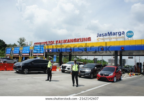 Minister of Transportation Budi Karya Sumadi at the\
Kalikangkung Toll Gate, Semarang, (Saturday, April 23, 2022). The\
group conducted a review to prepare for the homecoming flow on the\
toll roads 