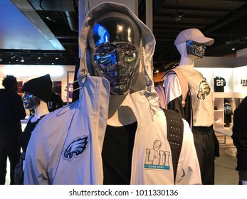 MINNEAPOLIS, MN/USA - JANUARY 27, SILVER-FACED MANNEQUIN Eagles Fan In The Official Nike Eagles Super Bowl LII Gear.