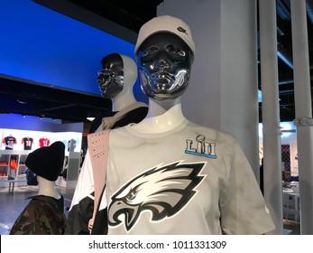 MINNEAPOLIS, MN/USA - JANUARY 27, SILVER-FACED MANNEQUIN Female Eagles Fan In The Official Nike Eagles Super Bowl LII Gear.