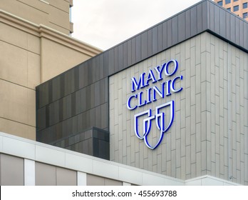 MINNEAPOLIS, MN/USA - MAY 23, 2016: Mayo Clinic Entrance And Sign. The Mayo Clinic Is A Nonprofit Medical Practice And Medical Research Group Based In Rochester, Minnesota.