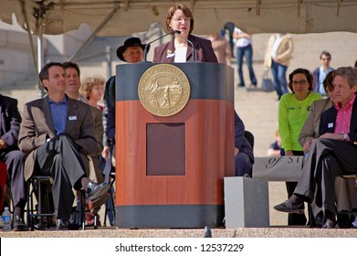 Minnesota Senator Amy Klobuchar Giving A Speech With Governor Tim Pawlenty And Senator Norm Coleman Watching