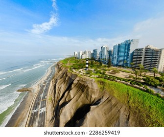 Miraflores, Lima, Perú. Foto aérea de edificios modernos en la cima de la colina verde al lado del Océano Pacífico