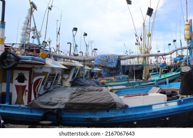 Mirissa, Sri Lanka – April 28, 2022: A Colorful Fishing Ship At The Port Of Mirissa, Sri Lanka. 
