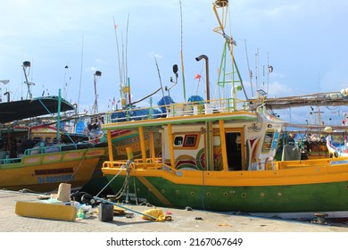 Mirissa, Sri Lanka – April 28, 2022: A Colorful Fishing Ship At The Port Of Mirissa, Sri Lanka. 
