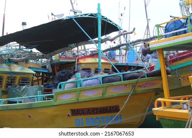 Mirissa, Sri Lanka – April 28, 2022: A Colorful Fishing Ship At The Port Of Mirissa, Sri Lanka. 
