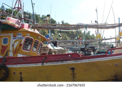 Mirissa, Sri Lanka – April 28, 2022: A Colorful Fishing Ship At The Port Of Mirissa, Sri Lanka. 
