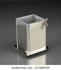 Mirror Glass Pen Holder With Plane Figure. Metal Plane Attached On Pen Holder Made Of Mirrored Glass Walls. Chic Design Office Gadgets For Decoration. Corporate Gifts And Premiums. Promotional Items.