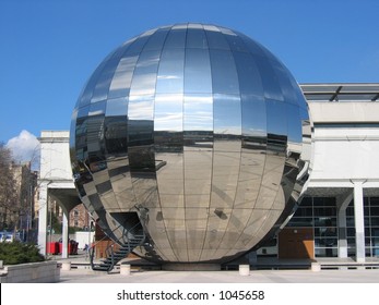 A mirror sphere structure in Bristol