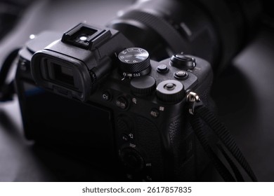 Mirrorless single-lens reflex camera with wide-angle lens
