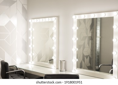 Mirrors With Bulbs For Make Up In The Make-up Room