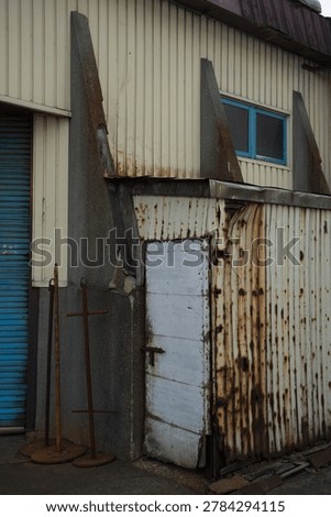 Miscellaneous items next to the warehouse
