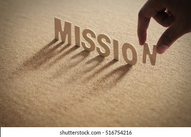 MISSIONSMITGLIED-Wort aus Holz mit Schatten auf Korkbrett, komprimierte Tafel