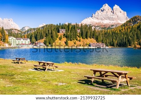 Misurina, Tre Cime di Lavaredo in Italy - Veautiful Misurina Lake and  Sexten Dolomites or Dolomiti di Sesto, South Tyrol region of Alps. Foto d'archivio © 
