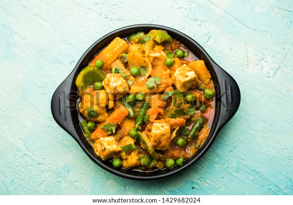 Mix vegetable curry - Indian main course recipe\
contains Carrots, cauliflower, green peas and beans, baby corn,\
capsicum and paneer/cottage cheese with traditional masala and\
curry, selective focus